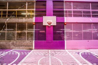 紫白色篮球场